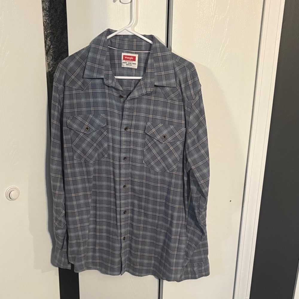 Wrangler Men's Gray Checkered Button Down Shirt